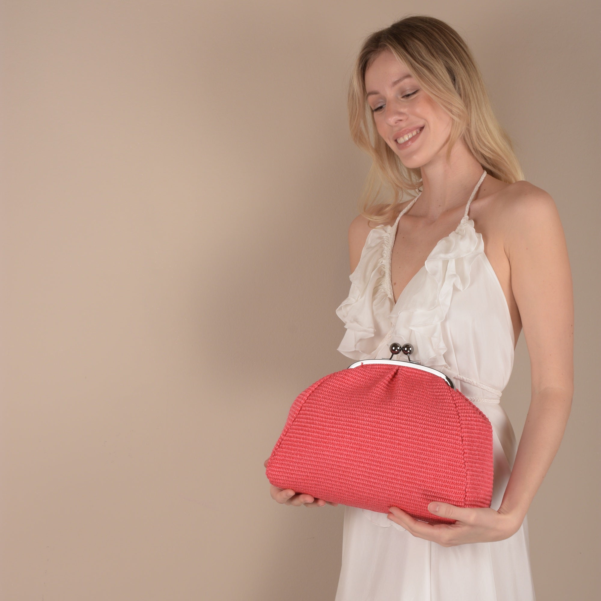 Summer bag out of jute in strawberry color